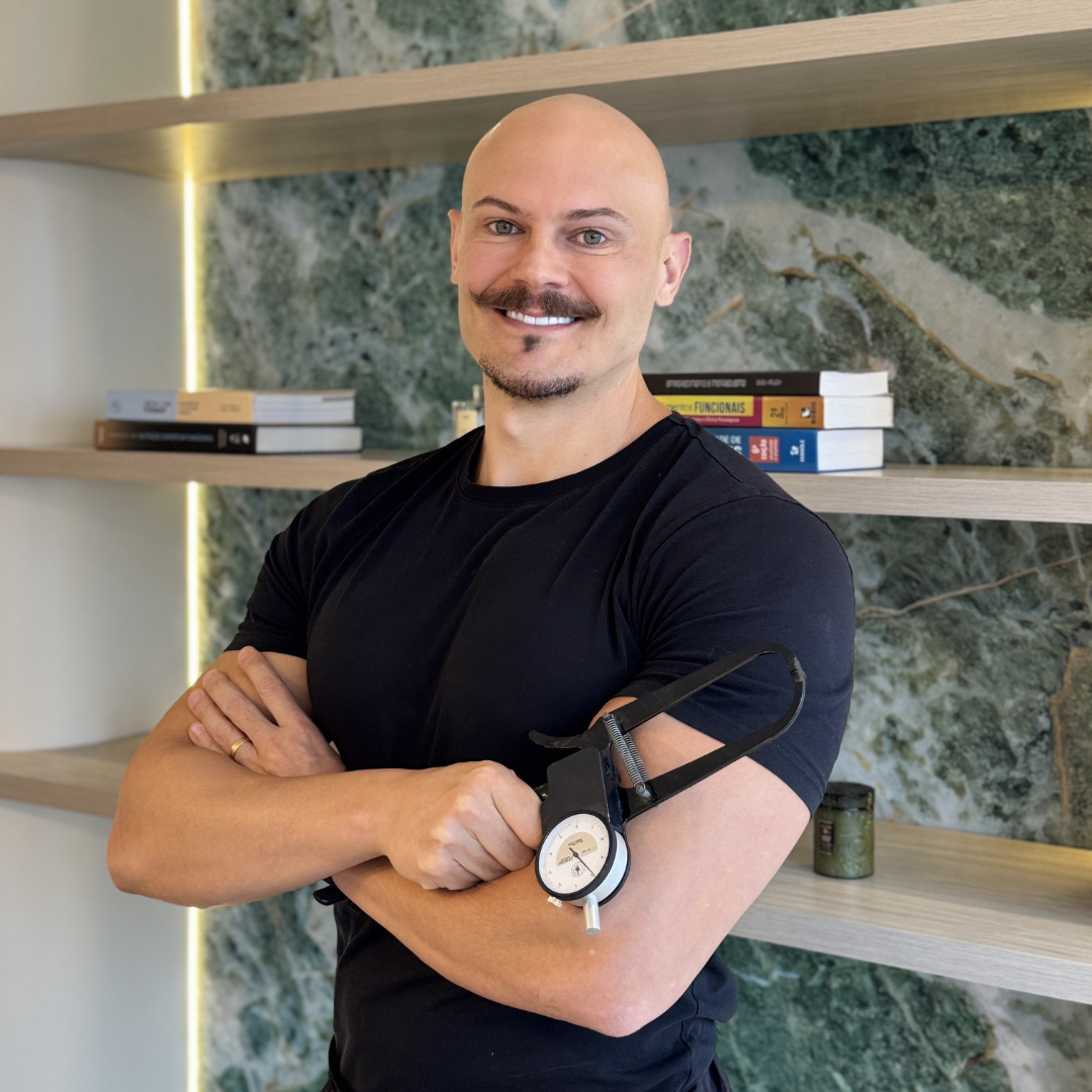 Bruno Posada, nutricionista em Porto Alegre, no consultório com um adipômetro